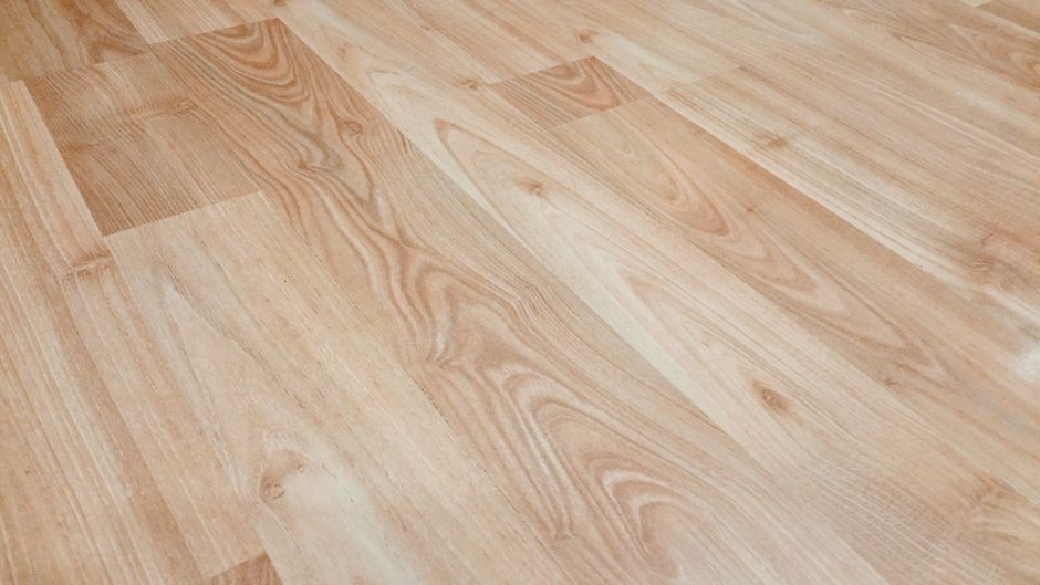 Laminátová podlaha Dub – stavebný materiál na predaj